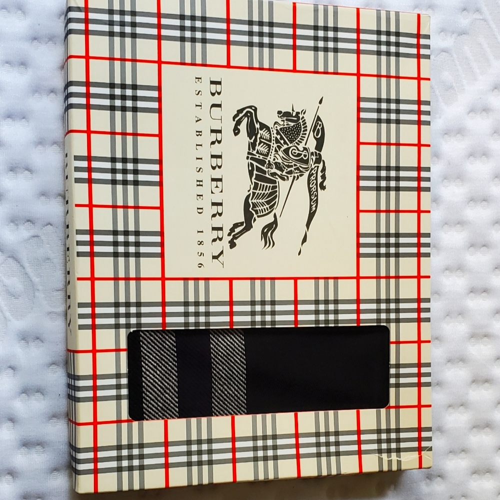 Burberry  classic check % cashmere scarf NWT PERFECT GIFT FOR UPCOMING H…